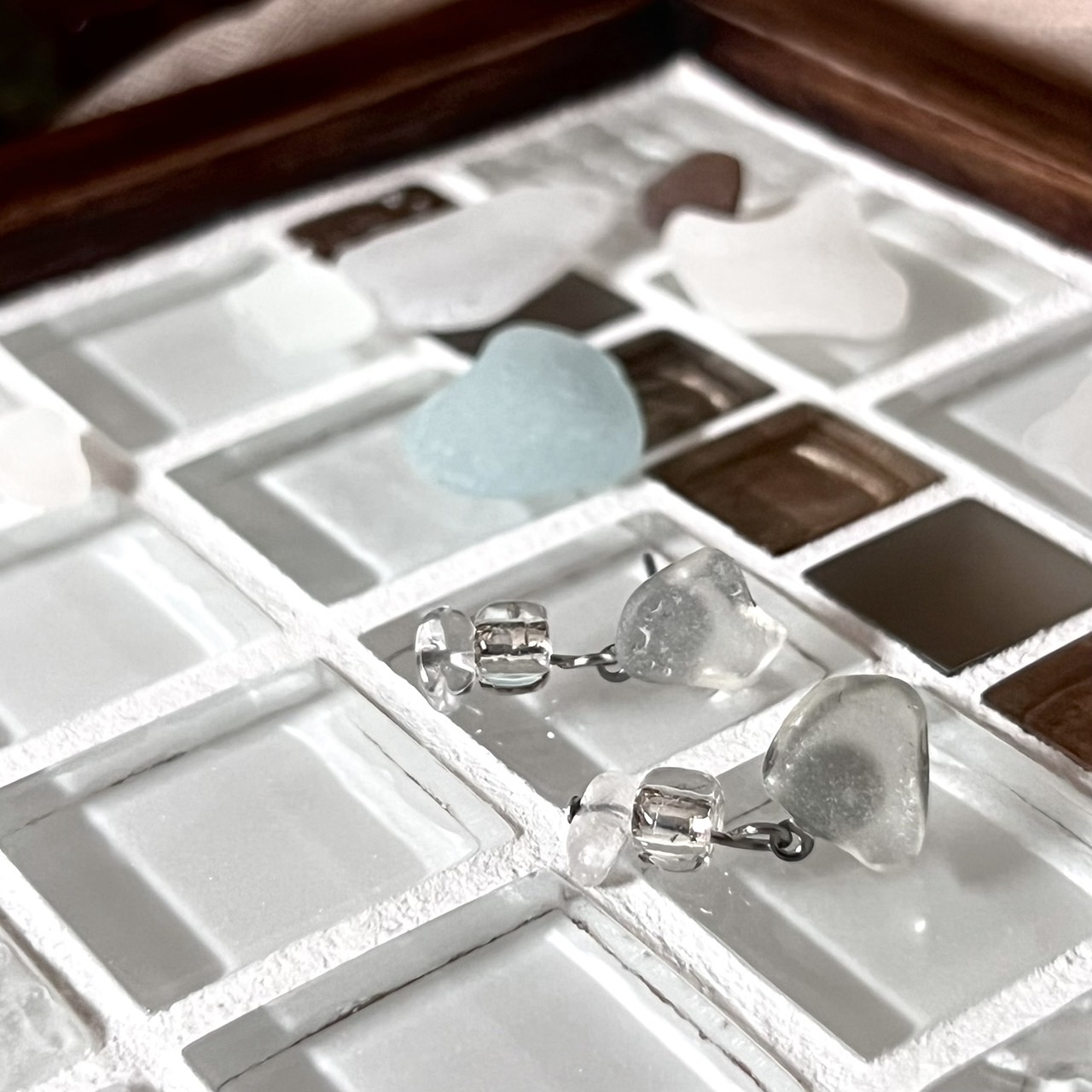 波雫(なみしずく) - Wave Drops|一点ものシーグラスピアス(silver × white)・ガラス&クリスタルの海色アクセサリー - 画像 (3)