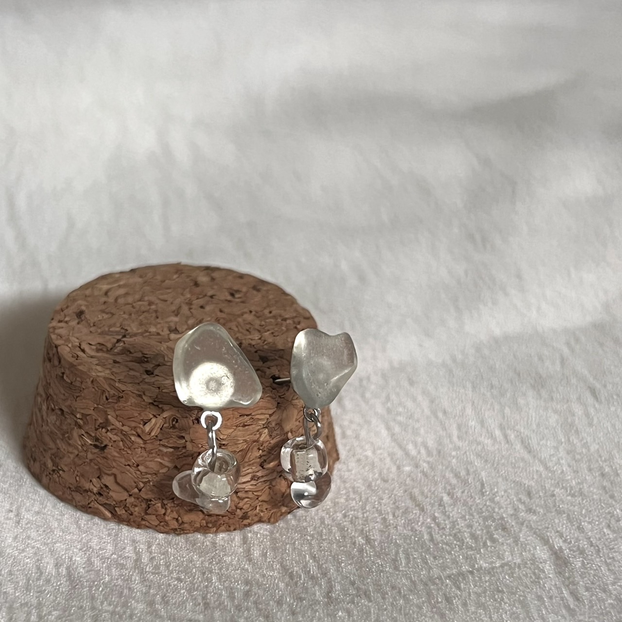 波雫(なみしずく) - Wave Drops|一点ものシーグラスピアス(silver × white)・ガラス&クリスタルの海色アクセサリー - 画像 (4)