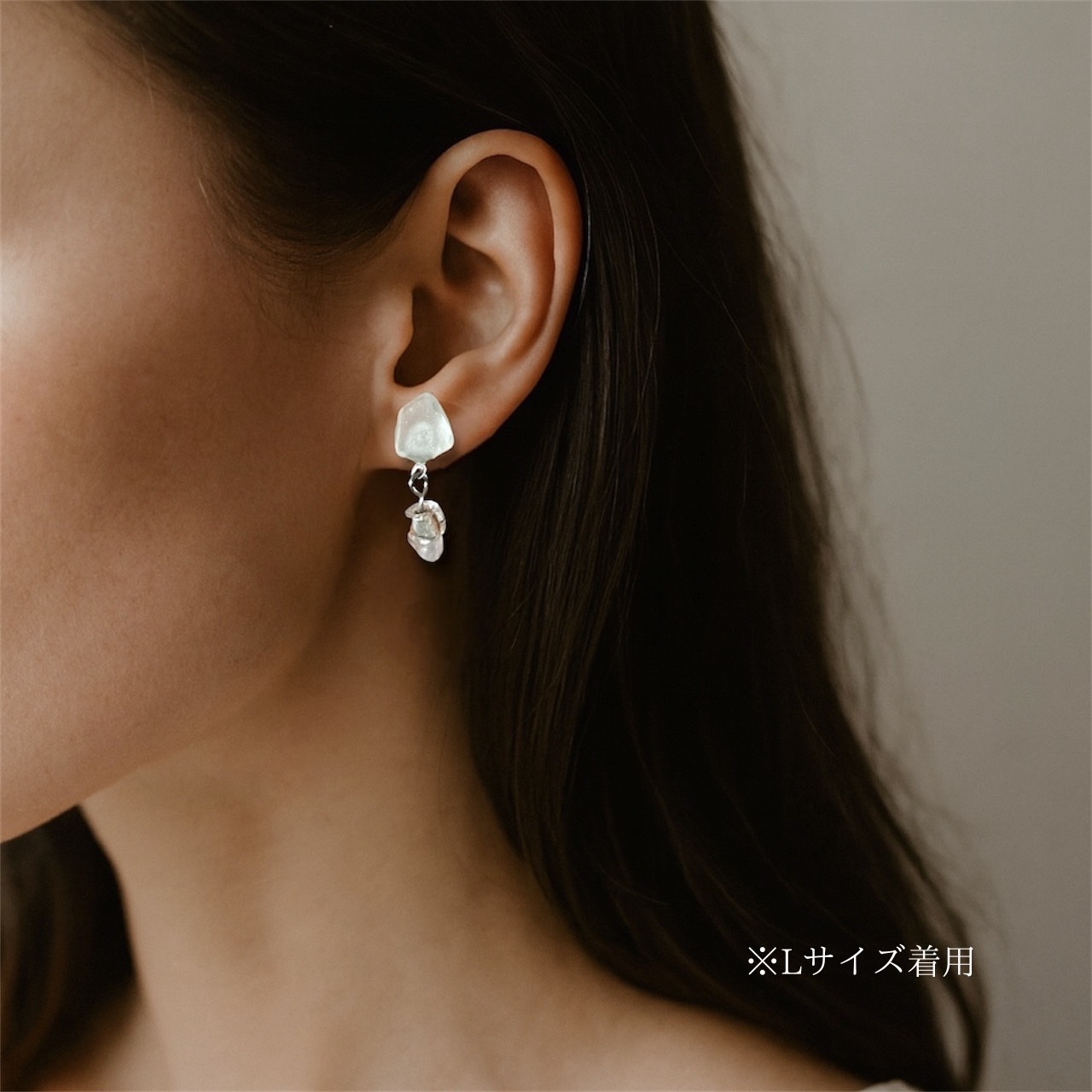 波雫(なみしずく) - Wave Drops|一点ものシーグラスピアス(silver × white)・ガラス&クリスタルの海色アクセサリー - 画像 (2)