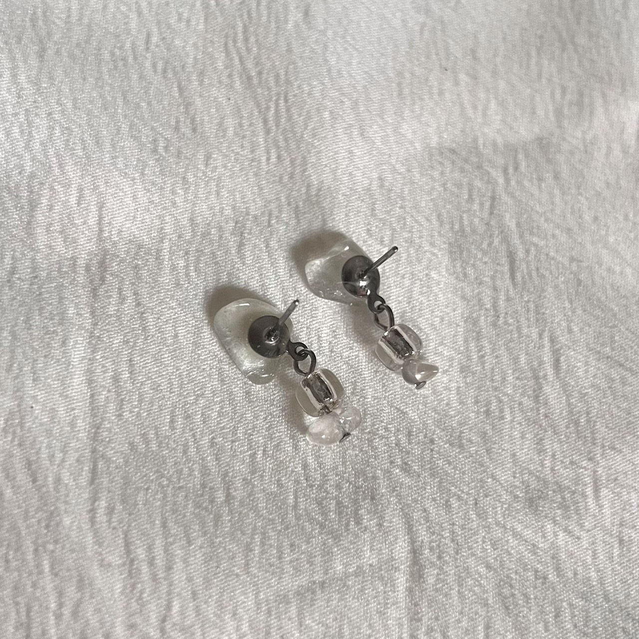 波雫(なみしずく) - Wave Drops|一点ものシーグラスピアス(silver × white)・ガラス&クリスタルの海色アクセサリー - 画像 (5)